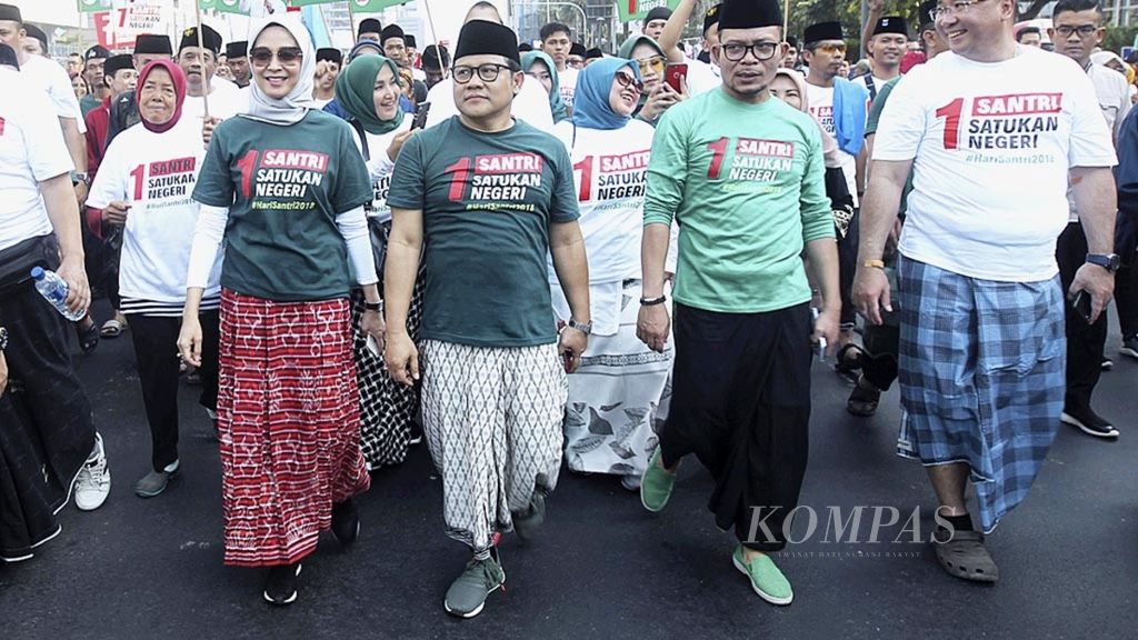 Ketua Umum PKB Muhaimin Iskandar (ketiga dari kanan) dan istri, Rustini Murtadho (keempat dari kanan), bersama Menteri Ketenagakerjaan Hanif Dhakiri (kedua dari kanan), M