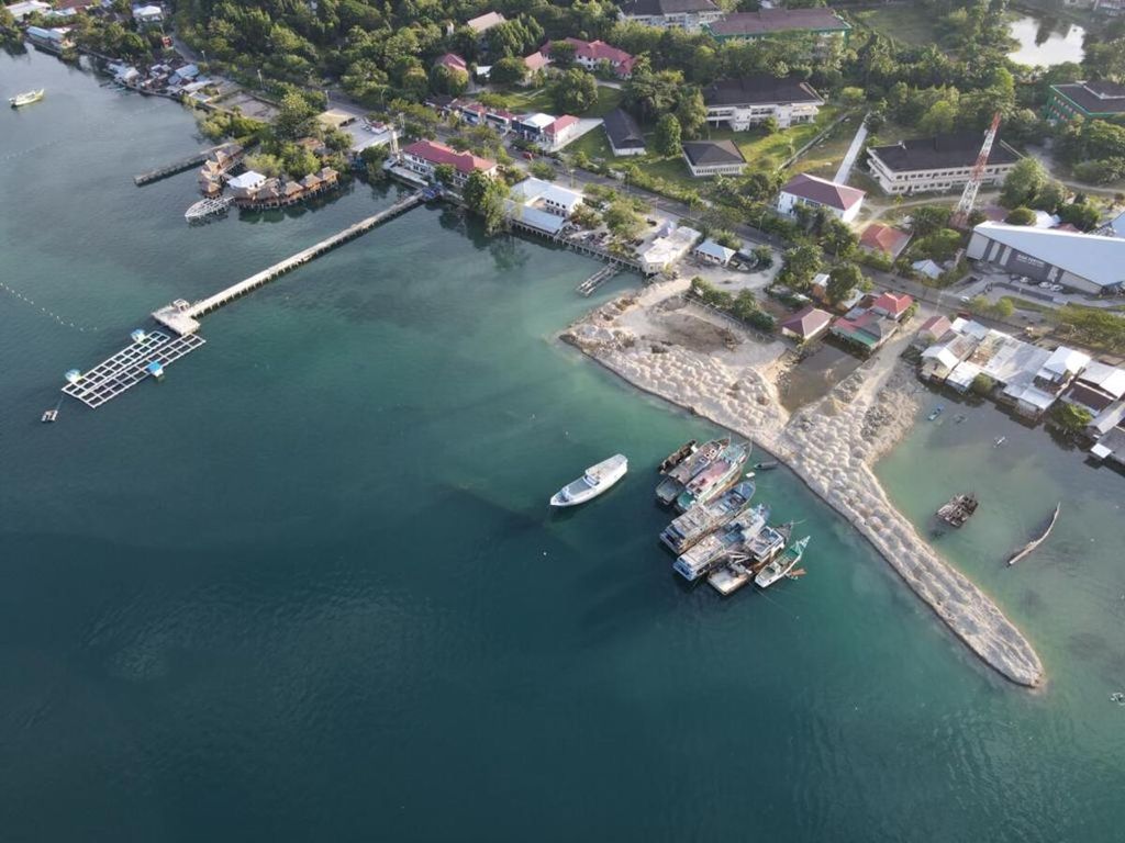 Proyek reklamasi untuk pembangunan ruang terbuka hijau di Teluk Ambon, Kota Ambon, Maluku, membuat ekosistem teluk semakin parah. Foto milik warga Kota Ambon ini diambil pada Februari 2021.
