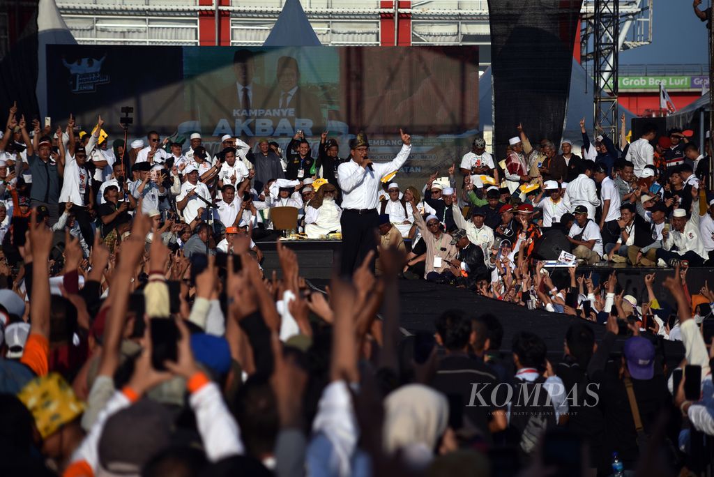 Anies Baswedan menyampaikan orasi dalam Kampanye Akbar Anies Baswedan-Muhaimin Iskandar dan Deklarasi Dukungan Ulama dan Habaib se-Sumatera Selatan di Benteng Kuto Besak, Palembang, Kamis (25/1/2024). 