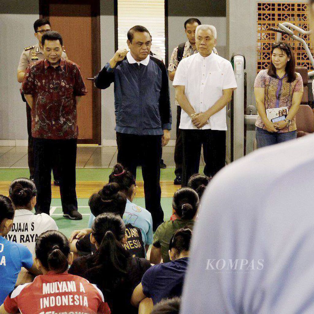 Ketua Kontingen  (Chef de Mission/CdM) Asian Games Syafruddin (tengah) memotivasi para atlet bulu tangkis yang berlatih di Pelatnas Cipayung, Jakarta Timur, Rabu (17/1). PBSI menargetkan dapat mempertahankan perolehan dua medali emas pada Asian Games 2018.