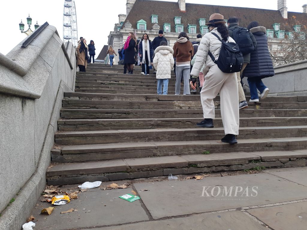 Sampah bertebaran di jalur pedestrian di sisi Sungai Thames, London, Inggris, Minggu (26/11/2023).