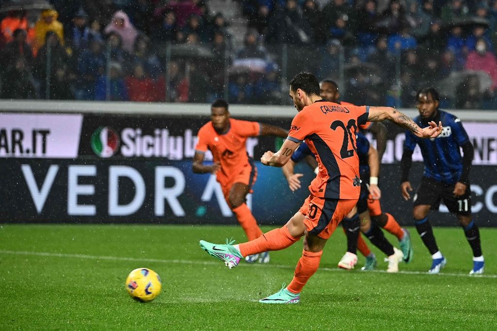 Gelandang Inter Milan Hakan Calhanoglu mencetak gol melalui penalti saat melawan Atalanta, Minggu (5/11/2023) dini hari WIB.