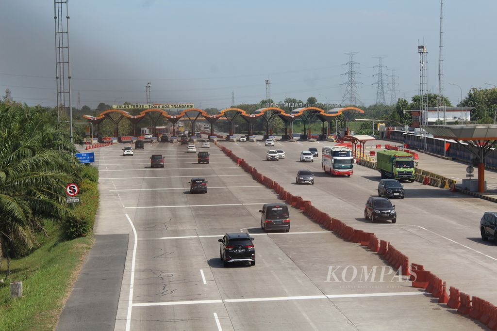 Kendaraan bersiap memasuki Gerbang Tol Palimanan, Kabupaten Cirebon, Jawa Barat, Minggu (2/7/2023) siang. 