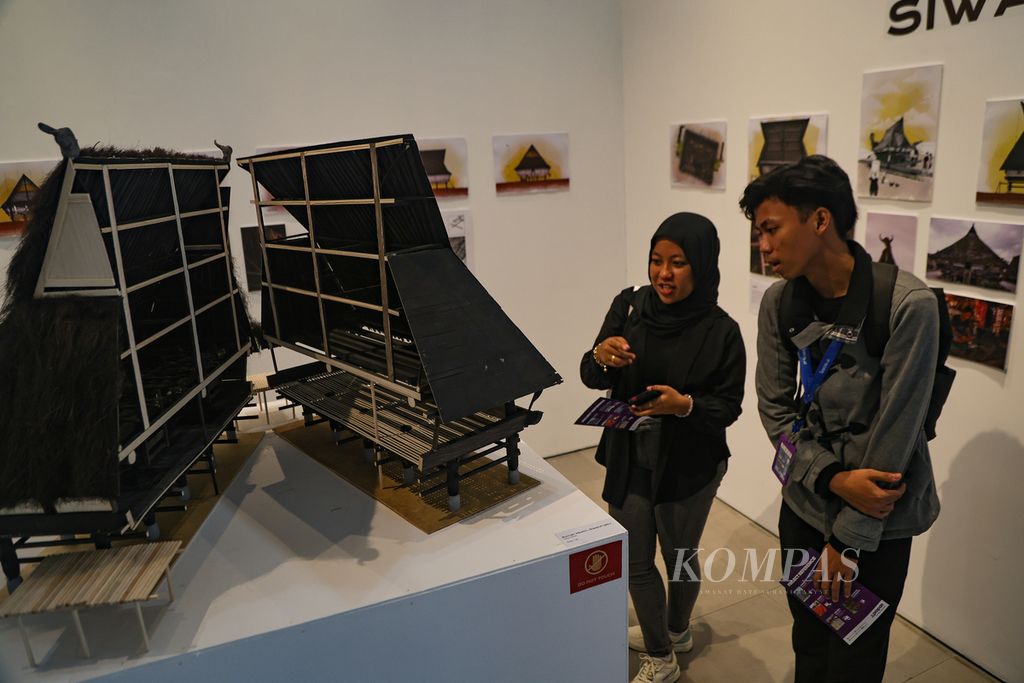 Pengunjung mengamati maket Rumah Mbelin, Siwaluh Jabu, dalam Pameran Ekskursi Arsitektur UI 2023: Tanah Karo, di Taman Ismail Marzuki, Jakarta, Selasa (9/1/2024). 