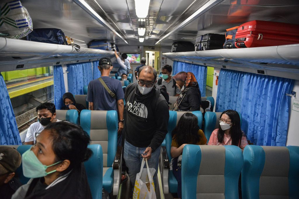 Seorang pemudik mencari tempat duduk sesuai tiket yang dibelinya di Stasiun Gambir, Jakarta Pusat, Minggu (16/4/2023). Beberapa hari menjelang Lebaran, Stasiun Gambir mulai dipenuhi para pemudik. Tercatat pada Minggu 16 April 2023 ada sekitar 15.000 penumpang yang berangkat dengan layanan 38 kereta api yang beroperasi. 