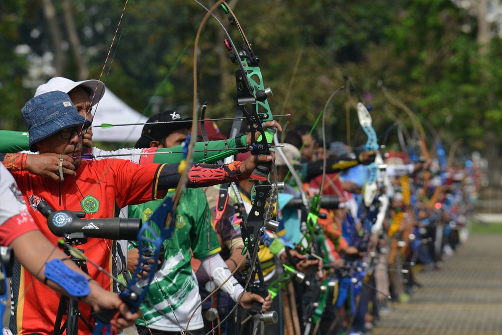 Deretan para pemanah yang mengikuti ekshibisi <i>barebow archery</i> di Lapangan Panahan Stadion Gelora Bung Karno, Jakarta, Rabu (8/3/2023). Pengurus Besar Persatuan Panahan Indonesia (PB Perpani) melakukan kesepakatan kerja sama dengan Indonesia Anti Doping Organization (IADO). 