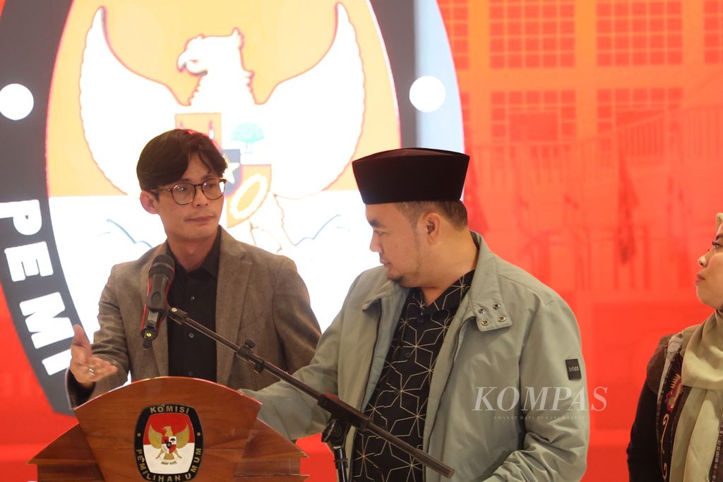 Ketua KPU Mochammad Afifuddin (kanan) didampingi anggota KPU, August Mellaz, bersiap konferensi pers terkait putusan Mahkamah Konstitusi (MK) tentang Pilkada 2024, di Jakarta, Senin (20/8/2024). 