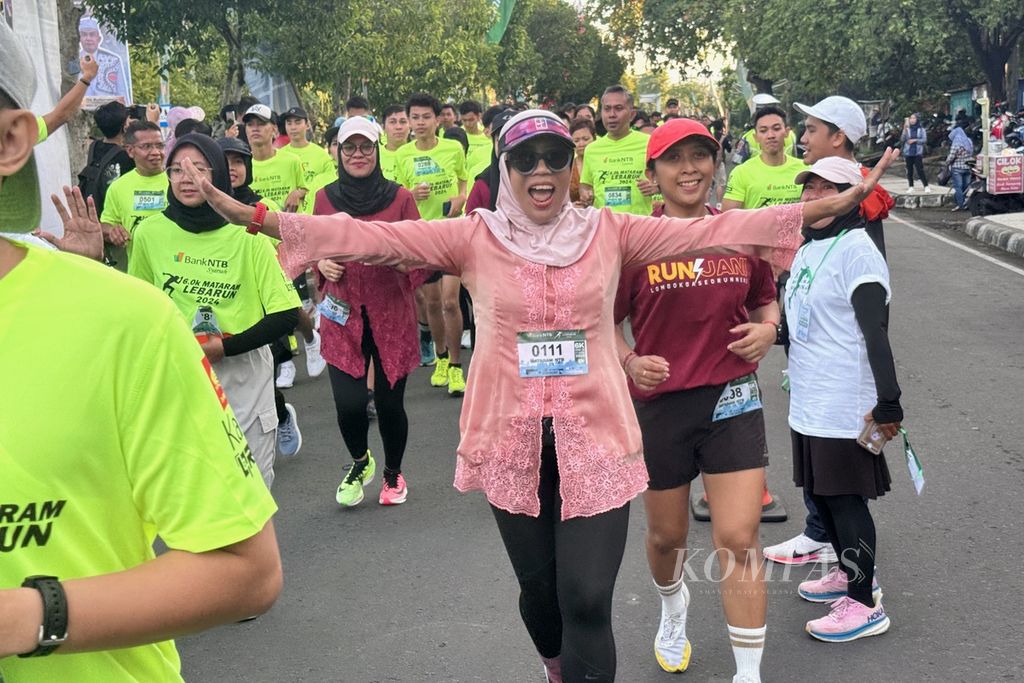 Yung Intan Mheutia (38), one of the runners from Runjani, a running community in Lombok, wore a kebaya during the Lebarun event held at Loang Baloq Beach area, Mataram City, West Nusa Tenggara, on Sunday (21/4/2024). Several female runners in the event wore kebaya to commemorate Kartini Day which falls on every April 21st.