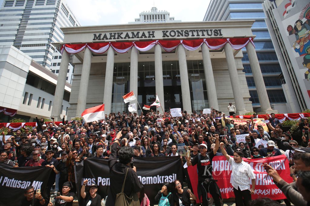 Berbagai elemen masyarakat, mulai dari mahasiswa, akademisi, budayawan, pengamat politik, hingga politisi, menggelar aksi damai di depan Gedung Mahkamah Konstitusi, Jakarta (22/8/2024). Mereka memberi dukungan dan mengawal putusan MK tentang Pilkada. 