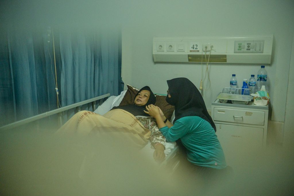 A teenager is taking care of their parents who are being treated at the RSUD Cibinong Hospital in Bogor Regency, on Saturday (3/6/2023). The patient is undergoing treatment due to dengue hemorrhagic fever (DHF).