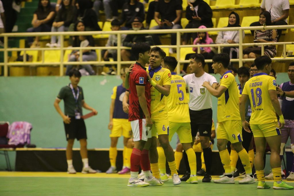 Pertandingan antara Pendekar United (merah) melawan Kancil WHW Pontianak (kuning) pada pekan pertama Liga Futsal Profesional Indonesia 2022/2023 di GOR POPKI Cibubur, Minggu (8/1/2023). Kedua tim kerap terlibat permainan keras, sehingga pertandingan kerap terhenti.