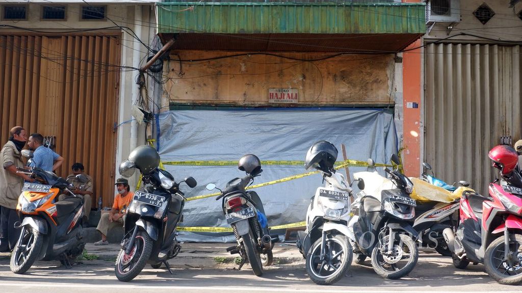 Bangunan Toko Haji Ali di kawasan Pasar Baru, Kota Banjarmasin, Kalimantan Selatan, diberi garis polisi setelah runtuh saat direnovasi pada Selasa (27/9/2022). Dalam peristiwa itu, empat orang terjebak di dalam bangunan ruko, tetapi dievakuasi dalam keadaan selamat.