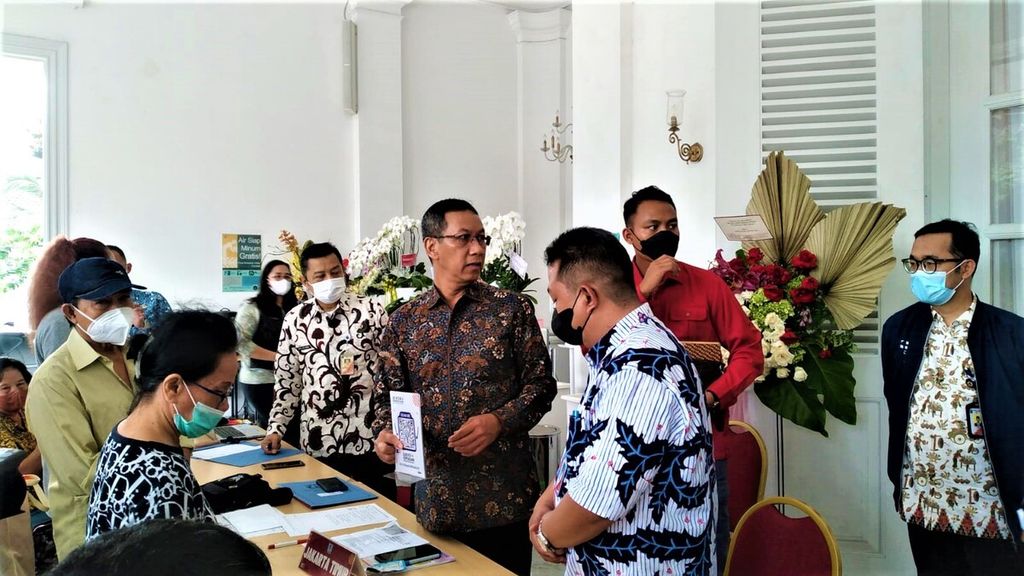 Penjabat Gubernur DKI Jakarta Heru Budi Hartono di fasilitas meja aduan di Balai Kota, Jakarta Pusat, Kamis (20/10/2022).