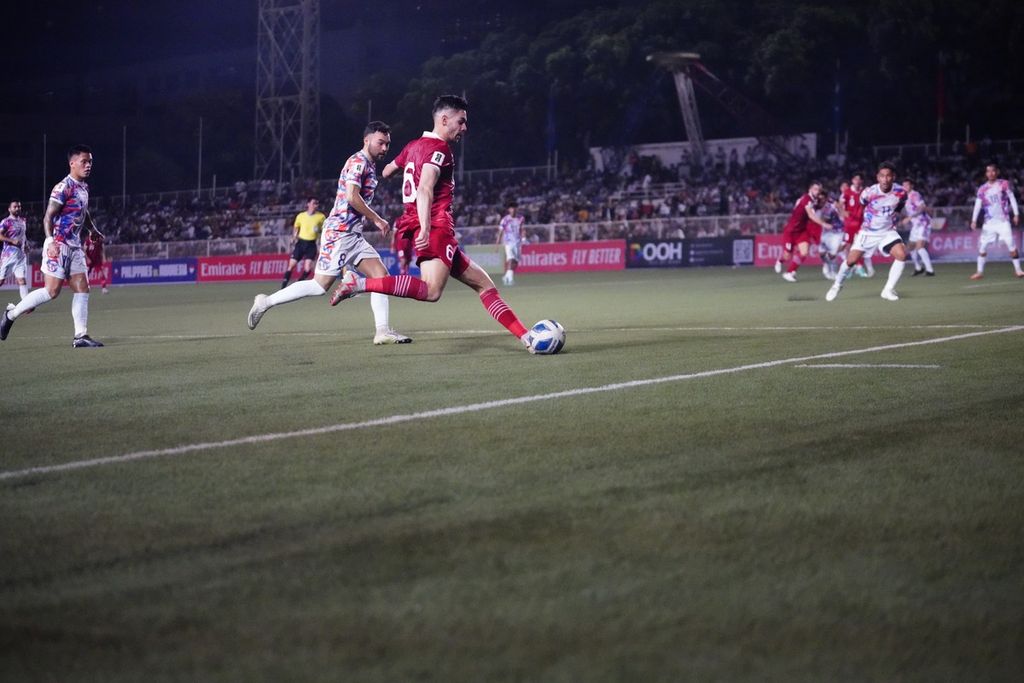 Pemain Indonesia, Sandy Walsh (tengah), berupaya menendang bola saat menghadapi Filipina pada laga kualifikasi Piala Dunia 2026 di Stadion Rizal Memorial, Manila, Filipina, Selasa (21/11/2023) malam. Laga itu berakhir imbang, 1-1.