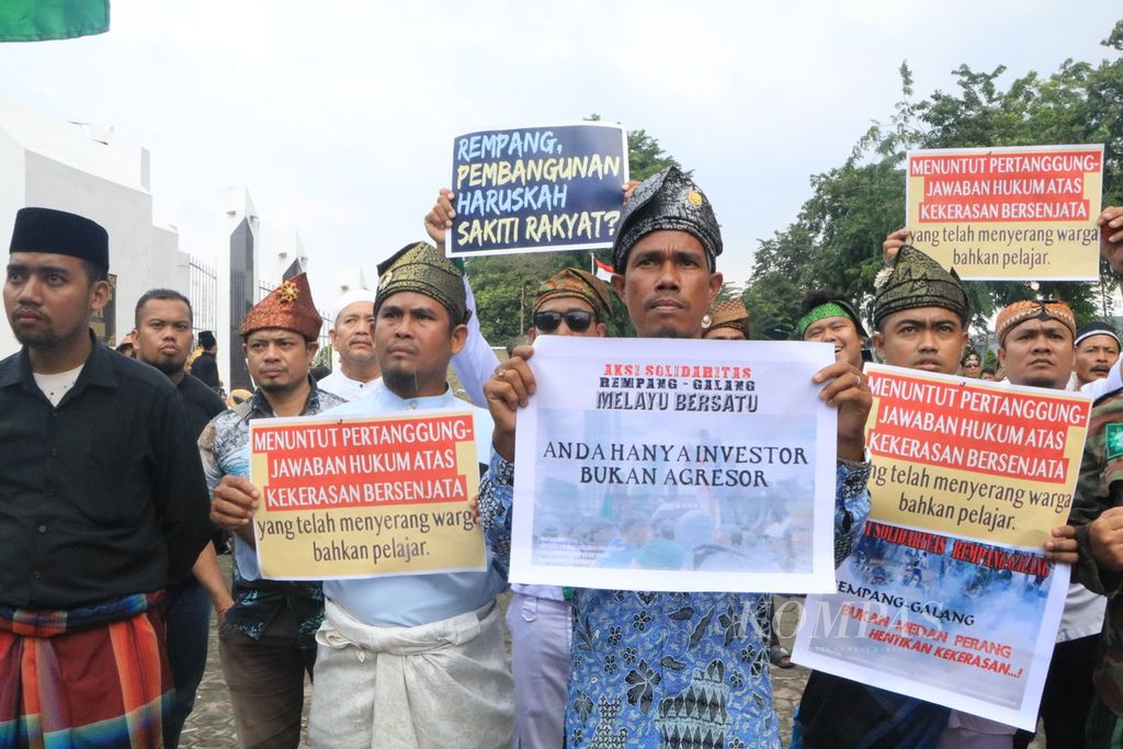 Masyarakat adat dari berbagai komunitas Melayu di Sumatera Utara berunjuk rasa menyampaikan solidaritas atas konflik yang dihadapi masyarakat Melayu di Pulau Rempang, di Taman Makam Pahlawan Bukit Barisan, Medan, Jumat (15/9/2023).