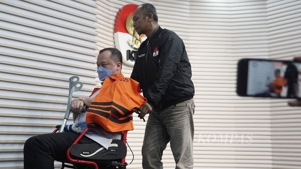 Tersangka kasus suap di lingkungan Kementerian Hukum dan HAM, Helmut Hermawan, dibawa dengan kursi roda saat dihadirkan dalam ekspos penahanan dirinya di Komisi Pemberantasan Korupsi, Jakarta, Kamis (7/12/2023).