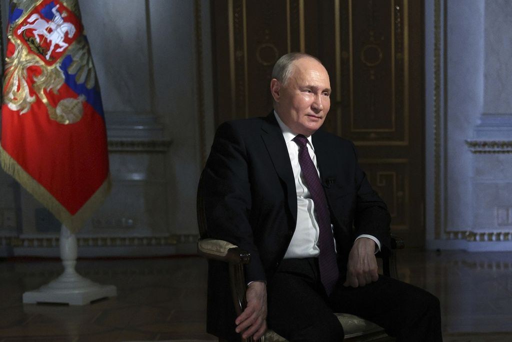 Presiden Rusia Vladimir Putin saat diwawancarai Direktur Grup Media Rossiya Segodnya di Moskwa, Rusia, 12 Maret 2024.  