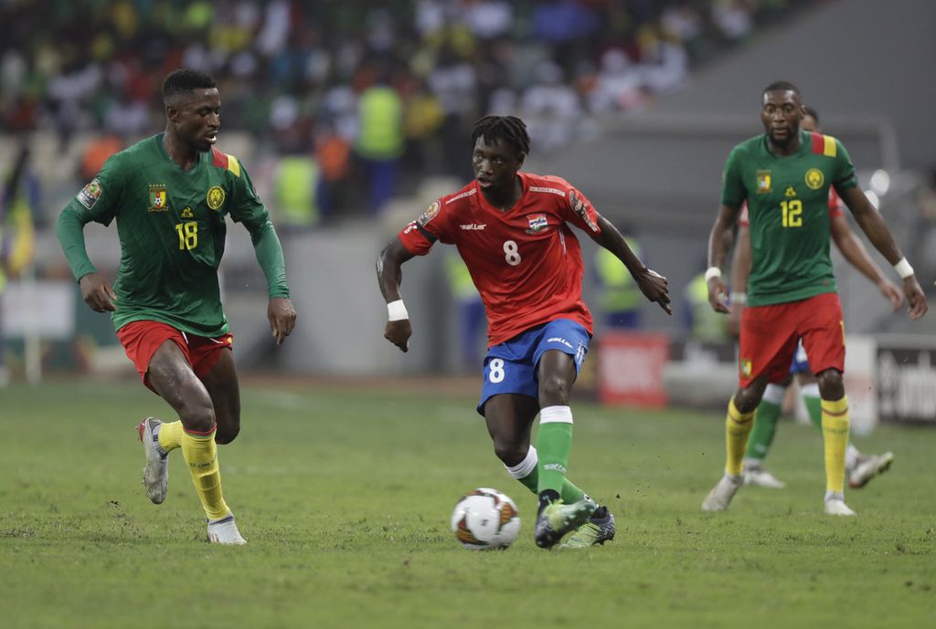 Pemain Gambia, Ebrima Darboe, menggiring bola saat menghadapi Kamerun pada laga perempat final Piala Afrika 2021 di Stadion Japoma Stadium, Douala, Kamerun, Sabtu (29/1/2022) lalu.