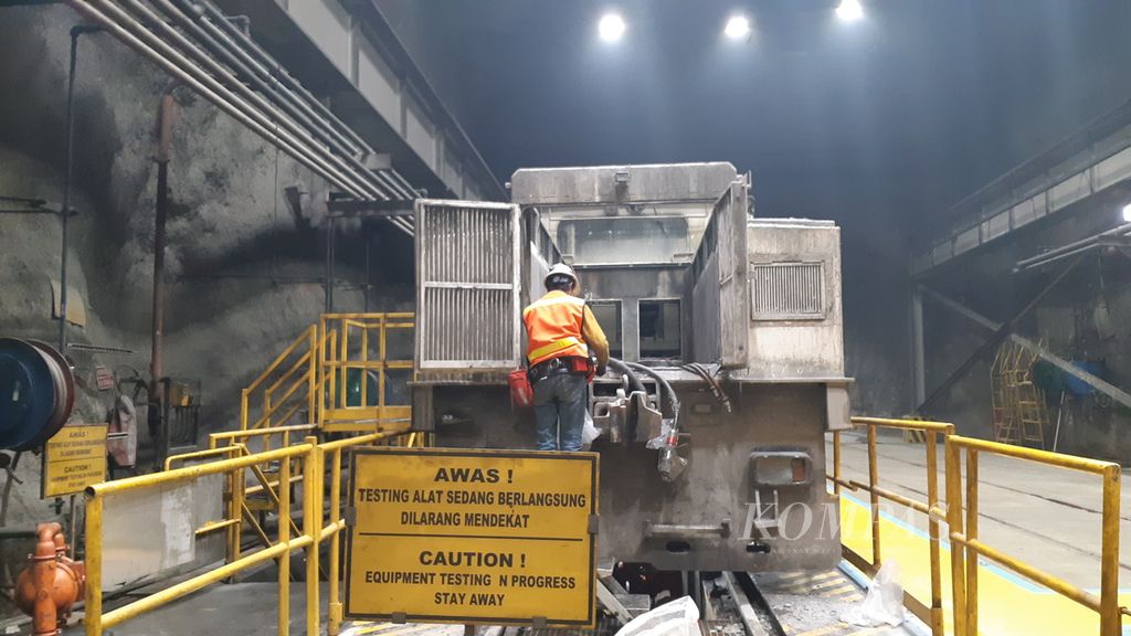 Petugas mengecek kondisi lokomotif di salah satu terowongan di kompleks tambang bawah tanah PT Freeport Indonesia, Tembagapura, Kabupaten Mimika, Papua, Rabu (1/6/2022).