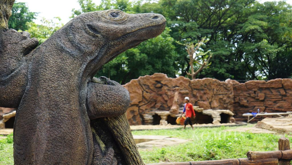 Pekerja menggarap kandang komodo, di Solo Safari, Kota Surakarta, Jawa Tengah, Senin (23/1/2023). Kebun binatang tersebut semula bernama Taman Satwa Taru Jurug. Setelah direvitalisasi, kebun binatang itu akan berganti nama menjadi Solo Safari.