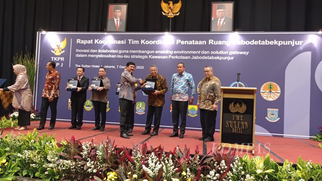 Menteri Agraria dan Tata Ruang/Kepala Badan Pertanahan Nasional Hadi Tjahjanto menyerahkan laporan tujuh masalah strategis dalam rapat koordinasi TKPR Jabodetabekpunjur di Jakarta, Rabu (7/12/2022).