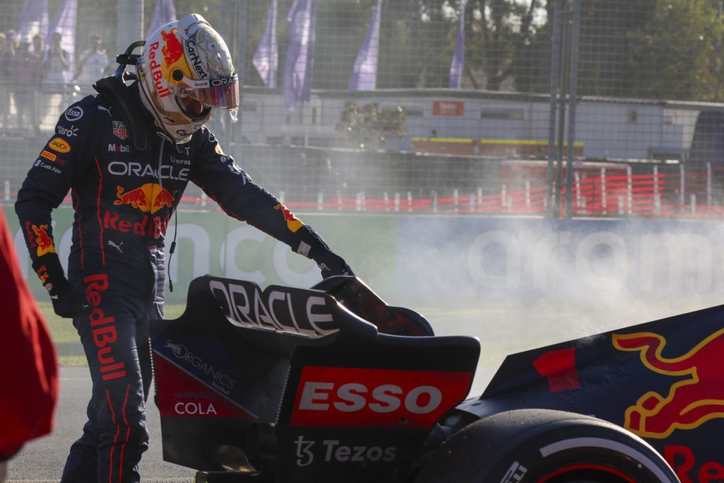 Pebalap Red Bull, Max Verstappen, memeriksa mobilnya yang mengeluarkan asap saat berlaga pada Grand Prix Formula 1 Australia di Sirkuit Albert Park, Melbourne, 10 April 2022.