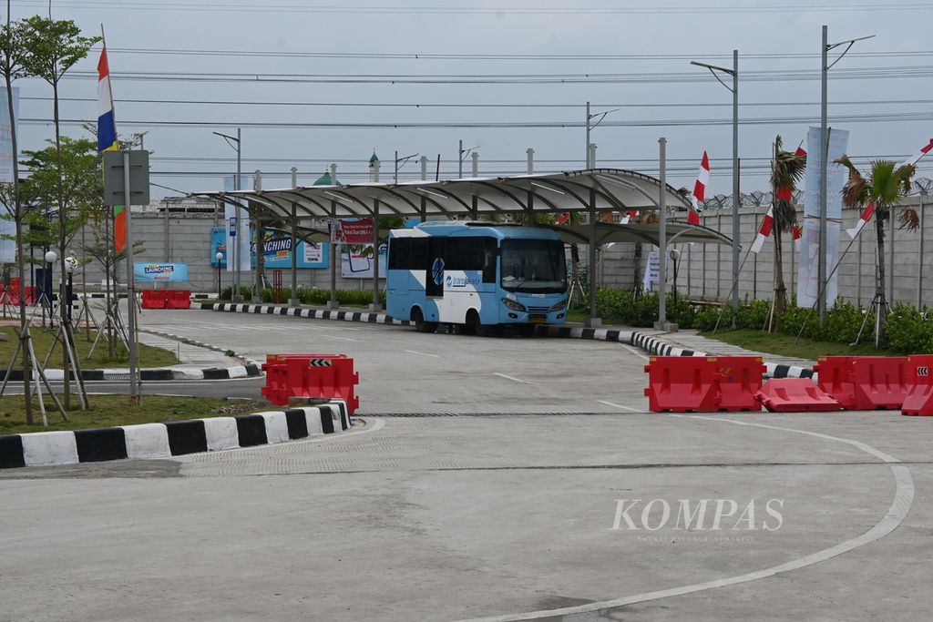 Bus Transjakarta tengah menanti penumpang di salah satu selter bus di Pelabuhan Muara Angke, Rabu (5/10/2022).