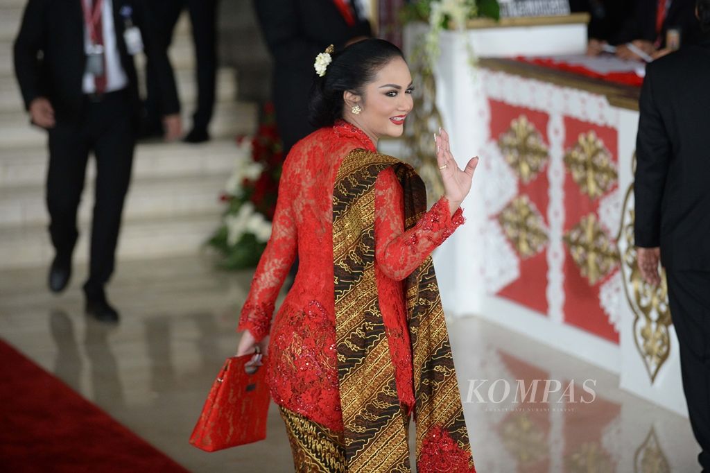 Artis sekaligus anggota legislatif terpilih periode 2019-2024, Krisdayanti, mengenakan kebaya saat dilantik melalui Sidang Paripurna MPR di Ruang Rapat Paripurna I, Kompleks Parlemen, Senayan, Jakarta, Selasa (1/10/2019). 