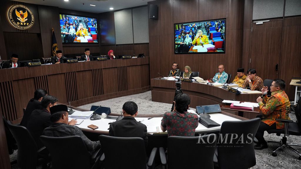 Suasana saat mendengarkan saksi ahli ketika Dewan Kehormatan Penyelenggara Pemilu (DKPP) menggelar sidang etik terhadap anggota Komisi Pemilihan Umum (KPU) RI terkait pendaftaran Gibran Rakabuming Raka sebagai calon wakil presiden (cawapres) di ruang sidang Dewan Kehormatan Penyelenggara Pemilu (DKPP), Jakarta, Senin (15/1/2024). 