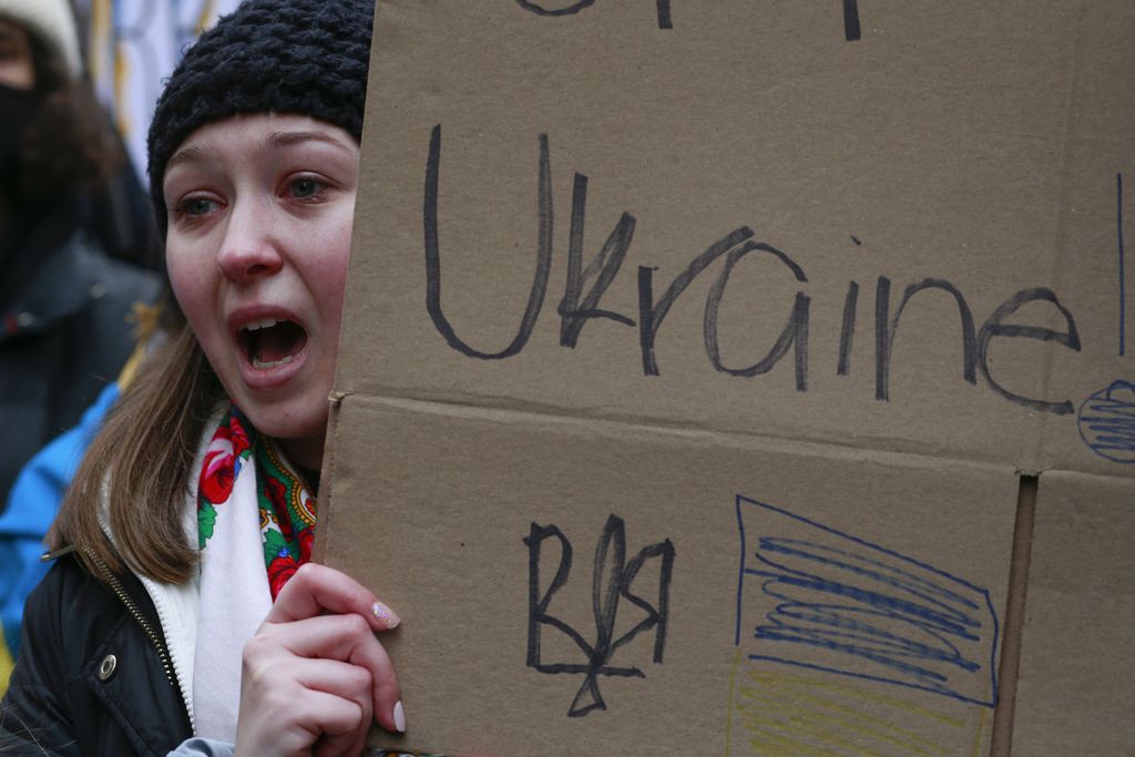 Demonstran memprotes untuk mendukung Ukraina, di Times Square New York, Amerika Serikat, Kamis (24/2/ 2022).