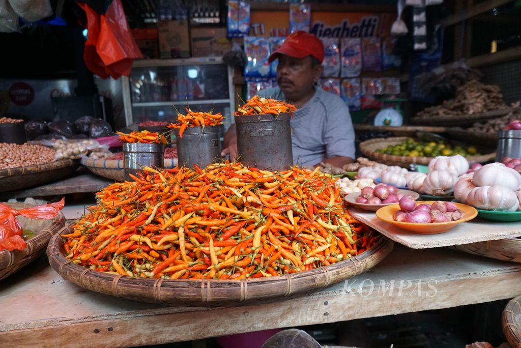 Pedagang menjual cabai rawit di Pasar Pinasungkulan, Karombasan, Manado, Sulawesi Utara, Jumat (10/6/2022). Harga cabai rawit melonjak dari Rp 60.000 per kilogram pada Mei menjadi Rp 90.000/kg sejak awal Juni.