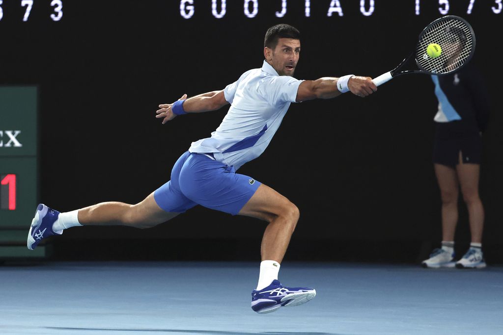 Petenis Serbia, Novak Djokovic, mengembalikan bola kepada petenis Perancis, Adrian Mannarino, pada babak keempat Australia Terbuka, di Melbourne, Minggu (21/1/2024). Djokovic menang dengan skor 6-0, 6-0, 6-3.