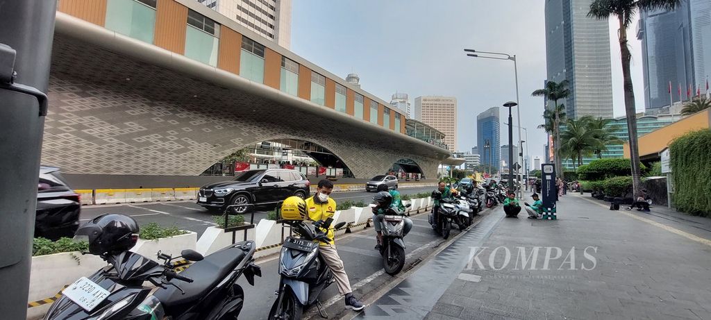 Deretan pengojek daring mangkal di jalur sepeda di sisi trotoar di Bundaran Hotel Indonesia, Jakarta Pusat, 22 Oktober 2023. 