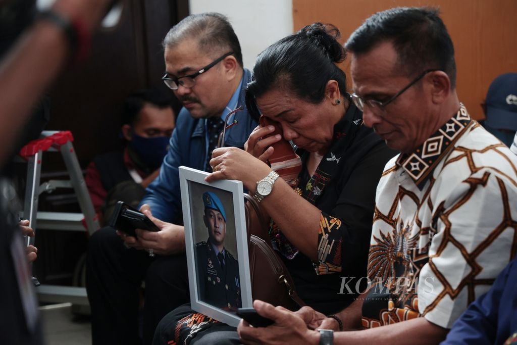 Orangtua mendiang Nofriansyah Yosua Hutabarat atau Brigadir J, Samuel Hutabarat (kanan) dan Rosti Simanjuntak, hadir saat sidang pembacaan putusan terhadap terdakwa Ricky Rizal di Pengadilan Negeri Jakarta Selatan, Selasa (14/2/2023).