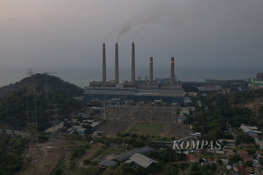 Lansekap Pembangkit Listrik Tenaga Uap (PLTU) Suralaya, Merak, Banten, Senin (28/8/2023).