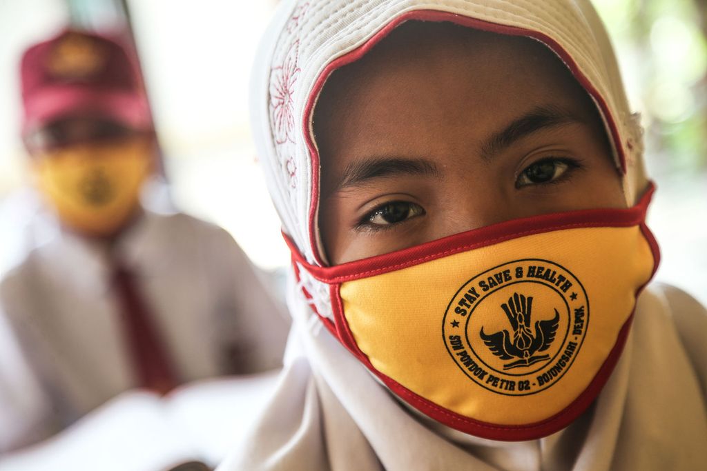 Masker menjadi benda yang wajib digunakan setiap murid yang mengikuti kegiatan pembelajaran secara tatap muka yang dilakukan N Suhendra (53), guru kelas III SDN Pondok Petir 2, Bojongsari, Depok, Jawa Barat, Senin (31/8/2020). 