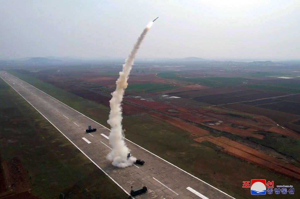 Dalam foto yang dirilis oleh kantor berita Korea Utara, KCNA, Sabtu (20/4/2024), rudal antipesawat Pyoljji-1-2 ditembakkan dari kendaraan peluncur di sebelah barat Laut Korea, Korut, Jumat (19/4/2024). 