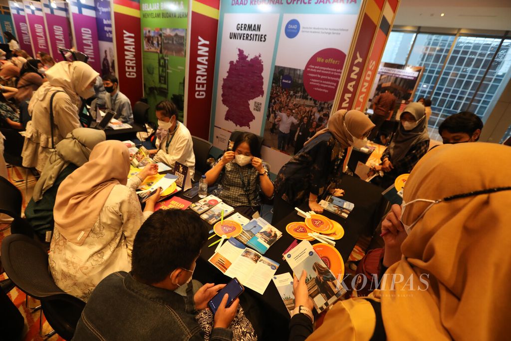 Pengunjung mencari informasi seputar studi di perguruan tinggi Eropa dalam pameran European Higher Education Fair (EHEF) yang ke-14 di Menara Astra, Jakarta, Sabtu (5/11/2022). 