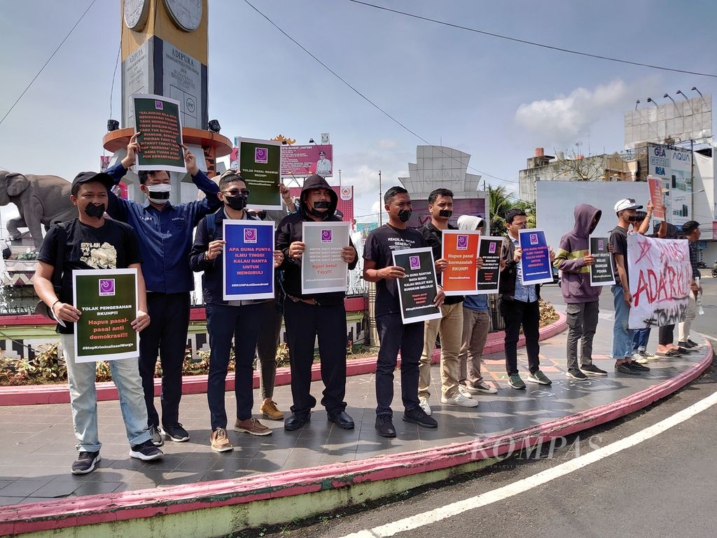 Koalisi Masyarakat Sipil Lampung menggelar aksi penolakan pengesahan Rancangan Kitab Undang-undang Hukum Pidana di Bandar Lampung, Senin (5/12/2022).