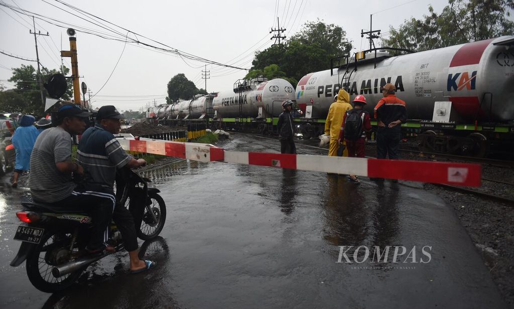 Kereta api barang angkutan BBM 2636 anjlok di pelintasan Jalan Raya Bebekan, Sepanjang, Kecamatan Taman, Sidoarjo, Jawa Timur, Sabtu (8/4/2024).