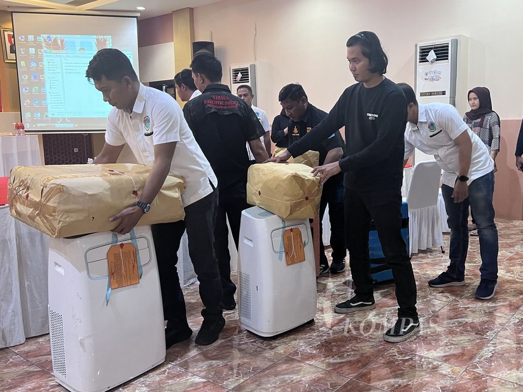 Tim Satuan Narkoba Polrestabes Makassar membawa barang bukti sabu seberat 43,6 kilogram di Mapolrestabes Makassar, Kamis (12/1/2022). Barang bukti ini disita dari tiga lokasi berbeda di Makssar dan satu di Surabaya. 