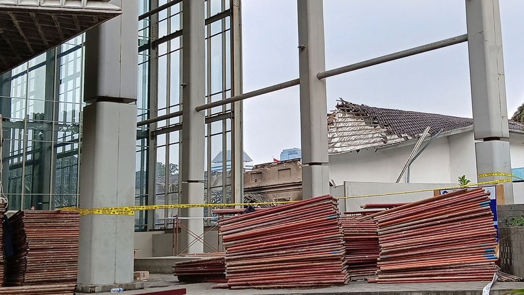 Garis polisi terpasang di lokasi kebakaran Gedung A, Minggu (17/9/2023). Tampak tumpukan <i>scaffolding</i> di dekat garis polisi. Sebelum peristiwa kebakaran pada Sabtu (16/9/2023), sedang ada proyek pembangunan di gedung Museum Nasional.