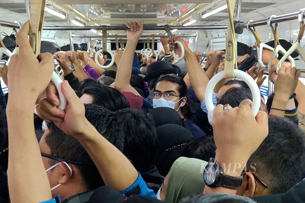 Kepadatan penumpang KRL Commuterline dari stasiun awal Rangkas Bitung, Banten, tujuan Stasiun Tanah Abang, Jakarta, saat jam berangkat kerja, Rabu (15/3/2023). Para penumpang transportasi umum merupakan pahlawan kota karena mau beradaptasi untuk kelestarian bumi di masa depan.