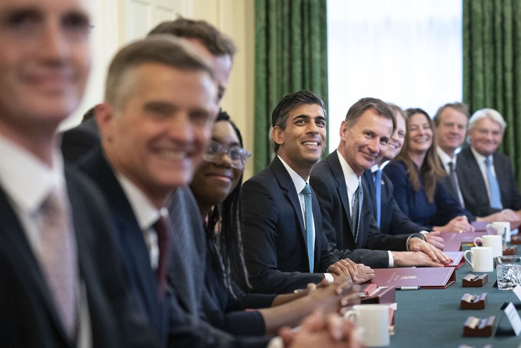 Perdana Menteri Inggris Rishi Sunak menggelar sidang kabinet pertamanya di kantor Downing Street 10 di London, Rabu (26/10/2022). 