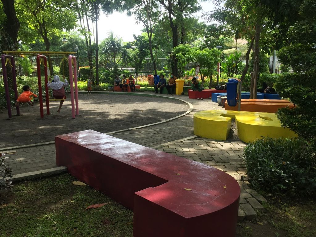 Suasana di Taman Jangkar, Jambangan, Surabaya, Jawa Timur, Kamis (27/1/2022), yang sebenarnya masih ditutup dari aktivitas publik untuk menekan risiko penularan Covid-19. 