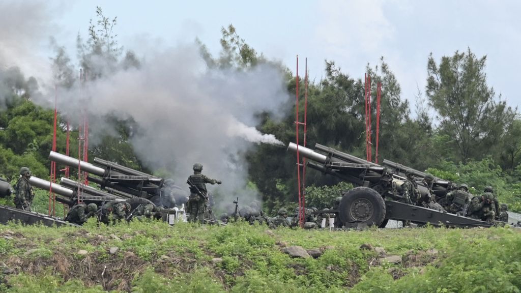 Tentara Taiwan menembakkan meriam howitzer 155 mm selama latihan anti-pendaratan langsung di daerah Pingtung, Taiwan, Selasa (9/8/2022). 