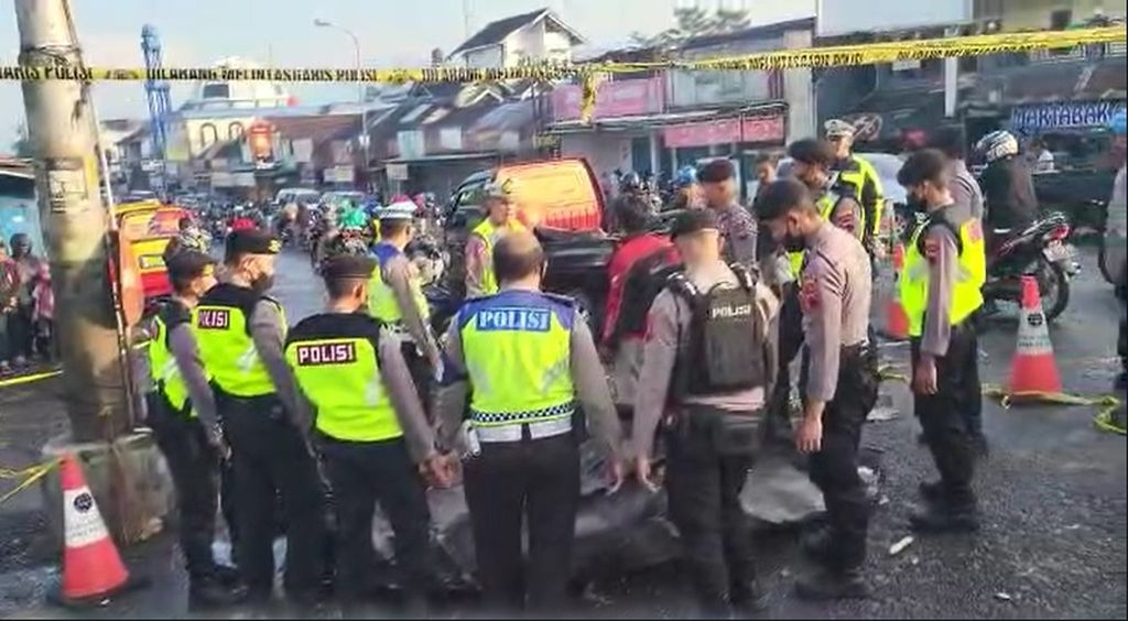 Jajaran Kepolisian Resor Wonosobo mengevakuasi kendaraan yang hancur di depan Pasar Kertek, Wonosobo, Jawa Tengah, akibat kecelakaan, Sabtu (10/9/2022) dini hari.