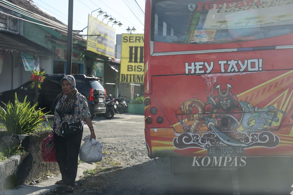 Buruh gendong tiba di kawasan tempat tinggal mereka di Kecamatan Sedayu, Kabupaten Bantul, Daerah Istimewa Yogyakarta, setelah menempuh perjalanan pulang dengan bus dari Pasar Beringharjo, Yogyakarta, Senin (6/3/2023). 