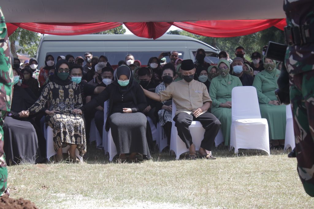 Sejumlah anggota keluarga Sersan Satu Anumerta Muhammad Rizal Maulana Arifin saling menguatkan dalam prosesi pemakaman Rizal di Taman Makam Pahlawan Cikutra, Kota Bandung, Jawa Barat, Sabtu (29/1/2022). 