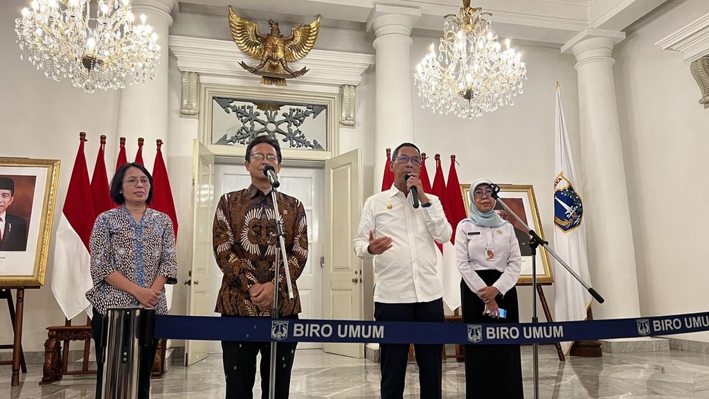 Menteri Kesehatan Budi Gunadi Sadikin dan Penjabat Gubernur DKI Jakarta Heru Budi Hartono setelah rapat membahas upaya penanganan tengkes di Balai Kota, Jakarta Pusat, Rabu (1/2/2023).